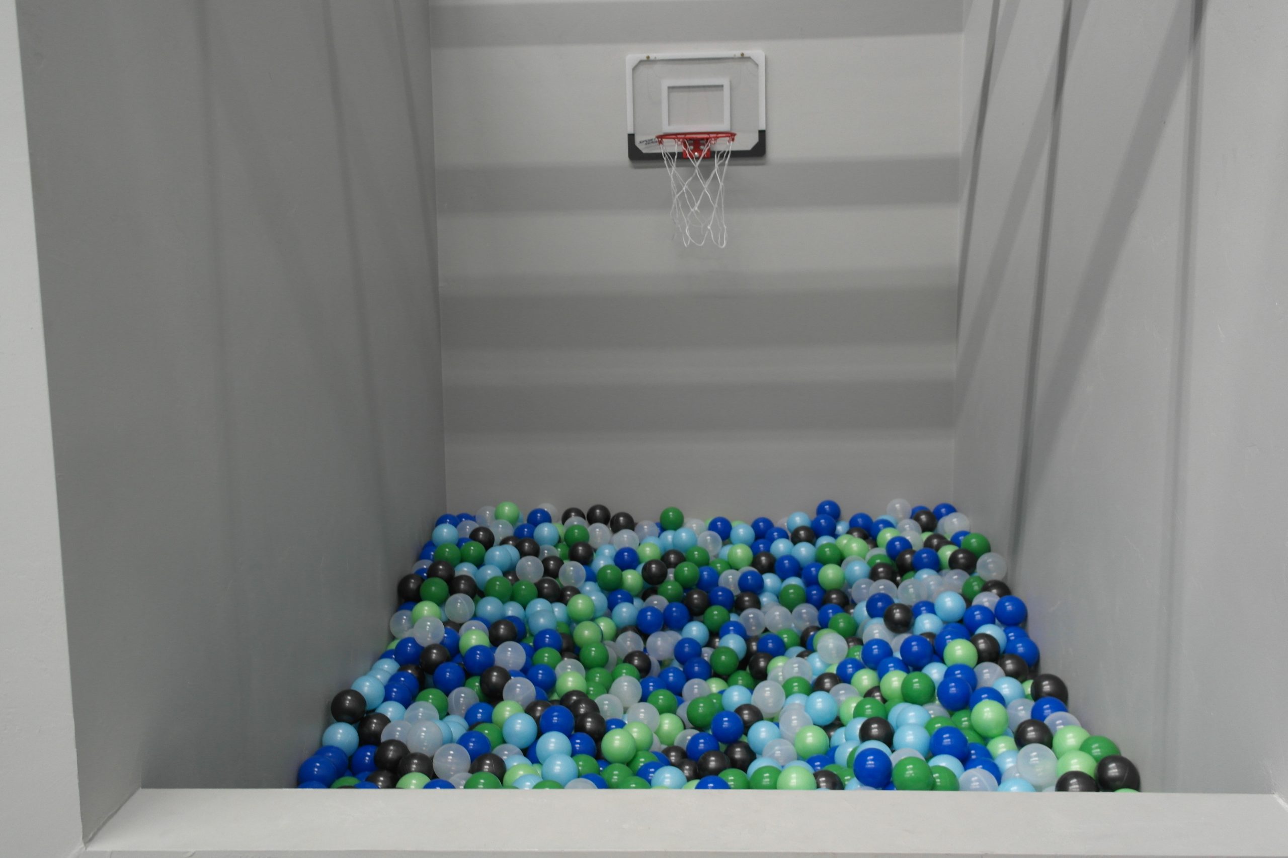 8ftx5ft clean ball pit!